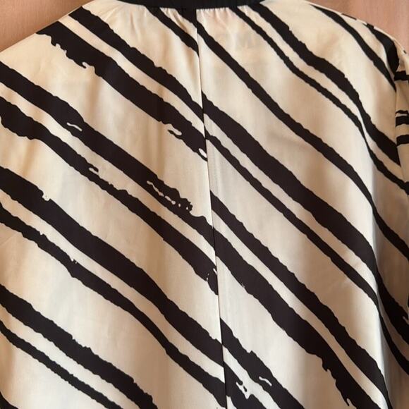 Asymmetrical black and white long sleeve dress - Picture 4 of 6